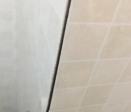 张湾瓷砖空鼓维修公司分享阳台瓷砖脱落的修复过程可以分为以下几个步骤