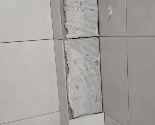 张湾瓷砖空鼓维修公司分享下瓷砖施工前基层浇水润湿程度不足，可能导致以下问题