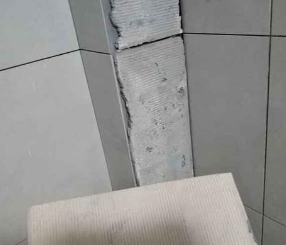 张湾瓷砖空鼓维修公司分享下厨房瓷砖脱落的补救措施。